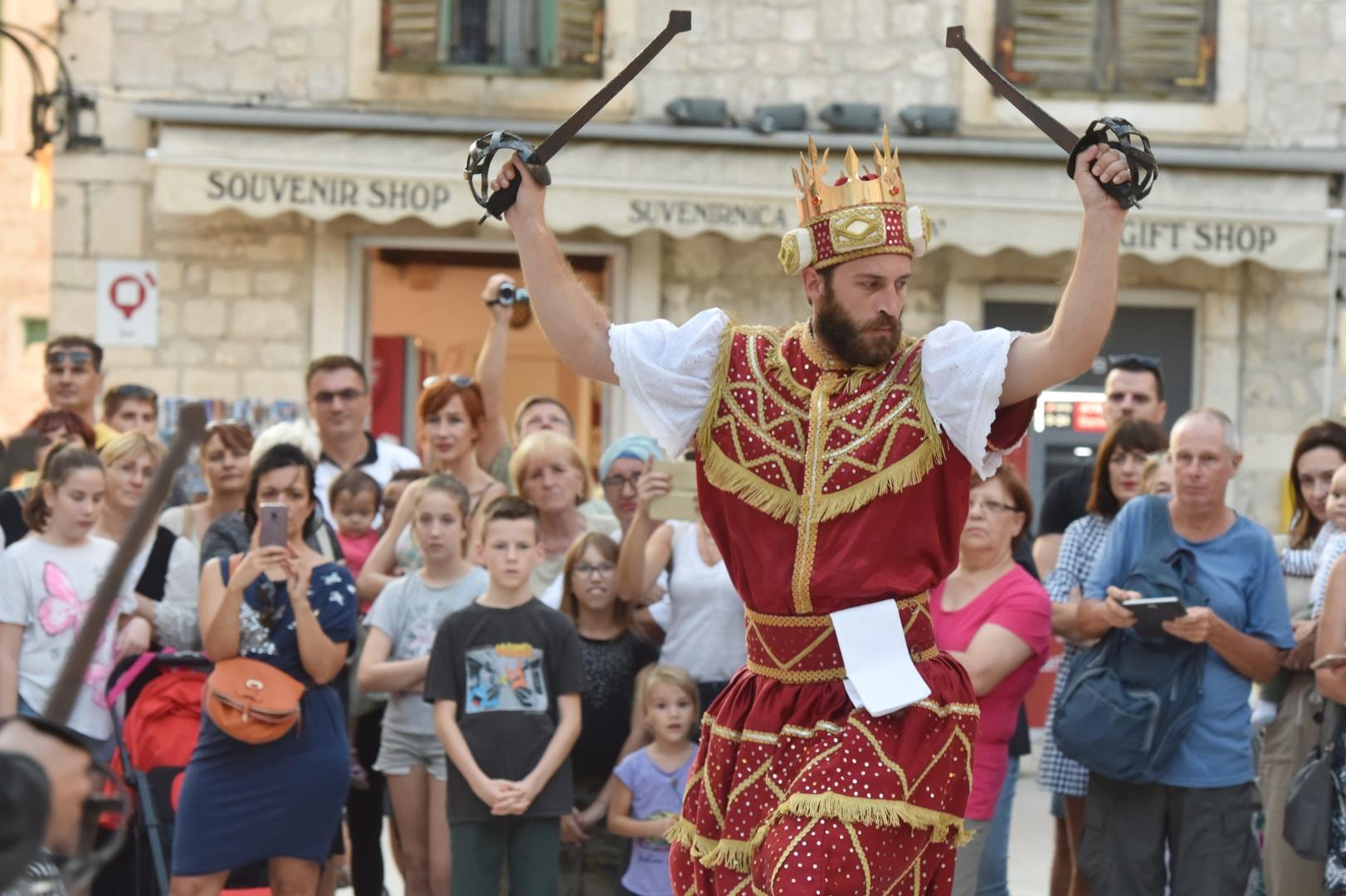 U sklopu Srednjevjekovnog sajma u Šibeniku izvedena je i Moreška, viteški bojevni ples s mačevima.

