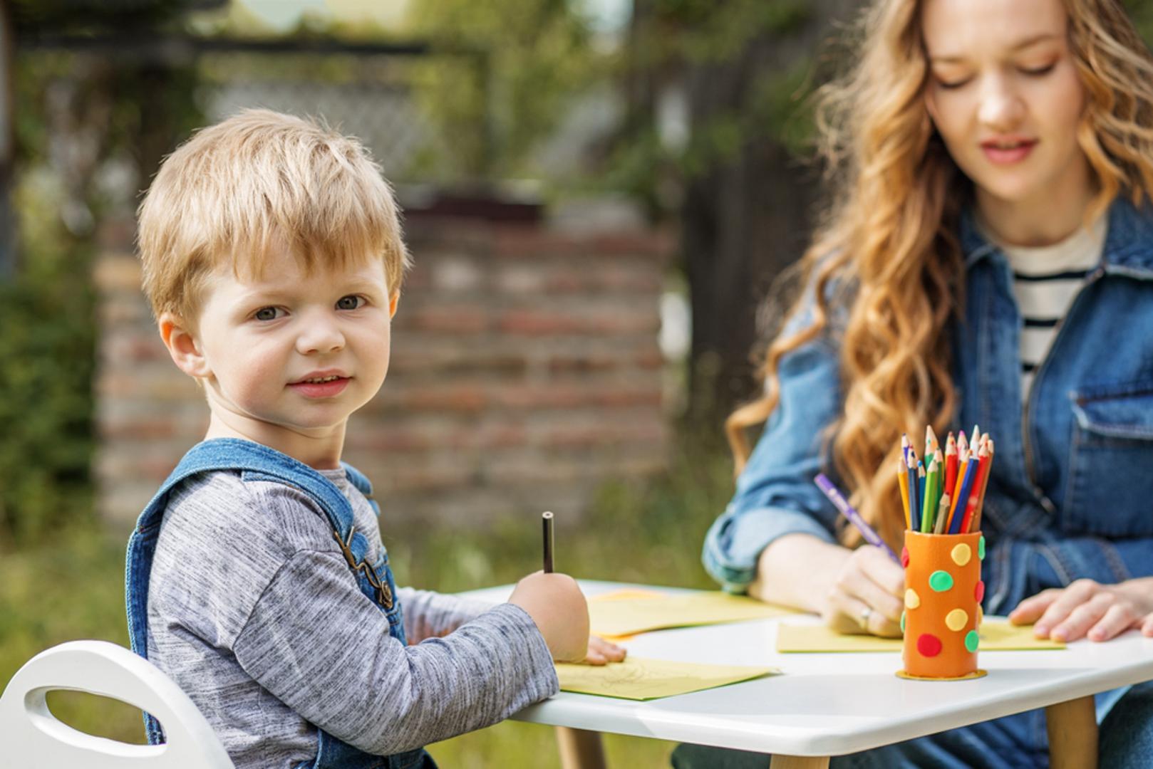 Posebni sat 'jedan-na-jedan': Odaberite 30 do 60 minuta tjedno koje su rezervirane samo za jedno dijete i vas. Neka ono odluči što ćete raditi: igrati društvenu igru, crtati strip, voziti bicikl oko kvarta. Stavite podsjetnik na hladnjak i držite se termina jer predvidljivost i vaša potpuna pažnja čine čuda za dječje raspoloženje i samopouzdanje.