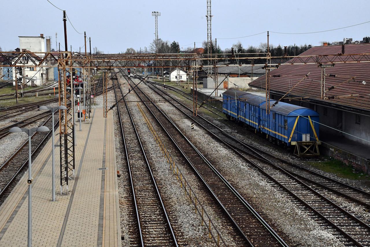 Slavonski Brod: Teretni vagoni i cisterne na željezničkom kolodvoru čekaju polazak na odredišta