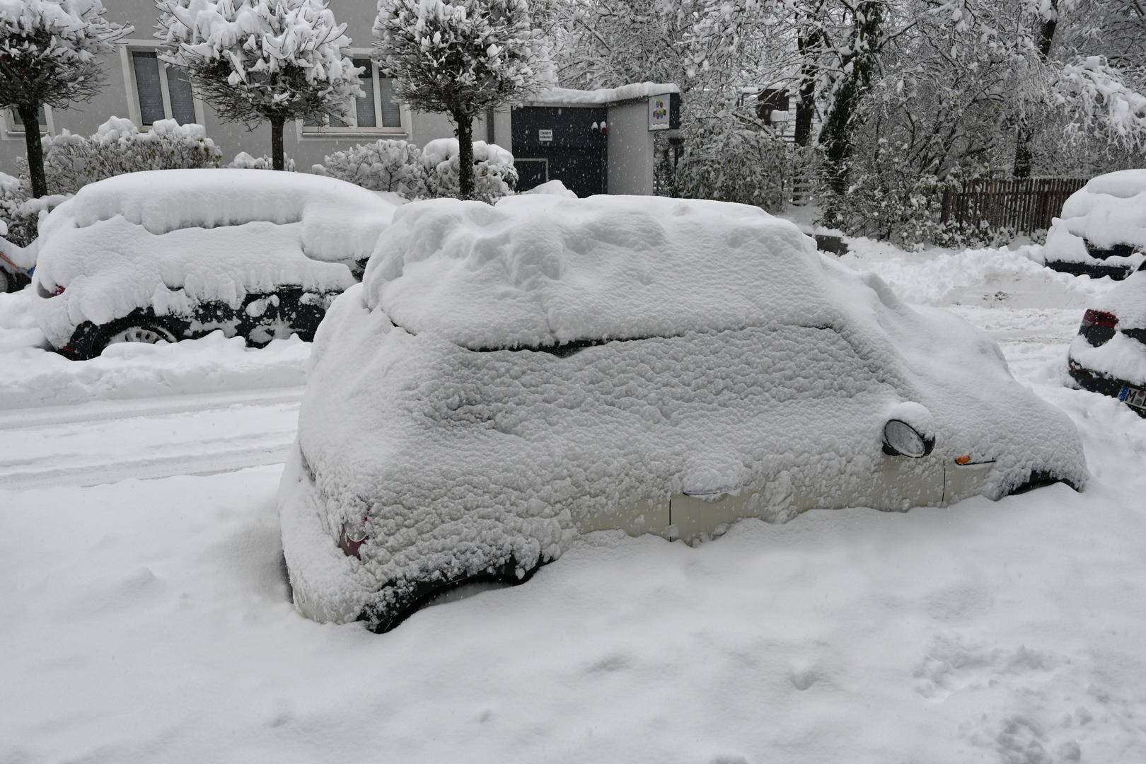 02 December 2023, Bavaria, Munich: A thick layer of snow lies on parked cars. Snow and ice have caused chaos on the roads and on the railroads in southern Bavaria. Photo: Katrin Requadt/dpa Photo: Katrin Requadt/DPA