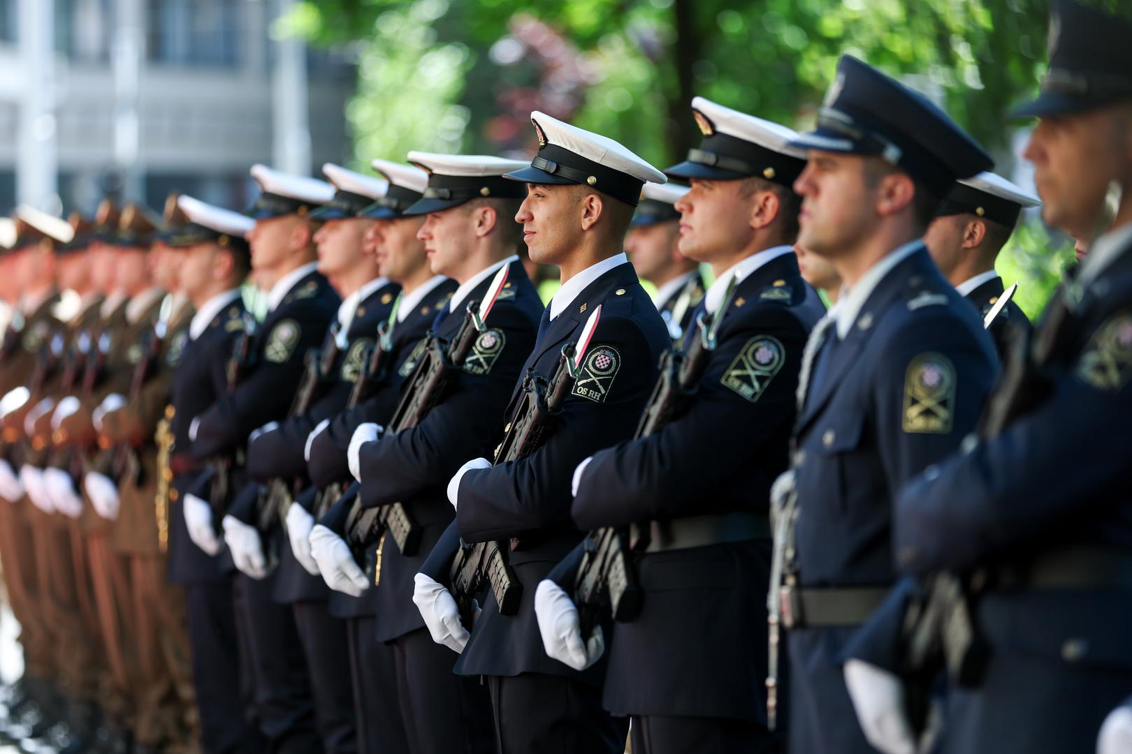 U Karlovcu je u srijedu održana svečana akademija u povodu Dana Oružanih snaga RH i Dana Hrvatske kopnene vojske, na kojoj su dodijeljene pohvale i nagrade najboljim pripadnicima kopnene vojske