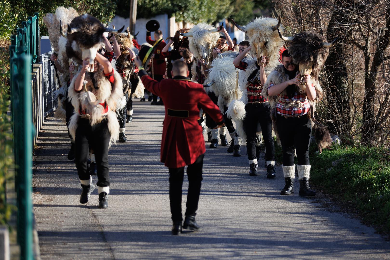 Svaki put kad se zaustave, Dondolaši formiraju krug i kreću se u smjeru suprotnom od kazaljke na satu, čime simboliziraju povratak u davna vremena. 
