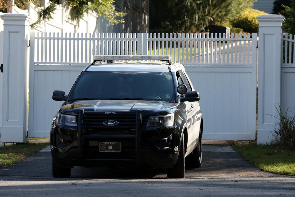 Policijski auto ispred Clintonove rezidencije