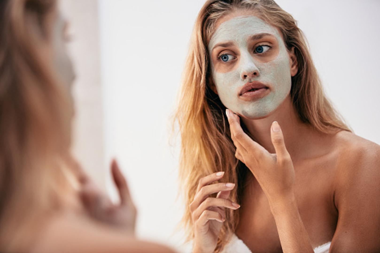 Koristite previše proizvoda za njegu – Previše kozmetike nikada nije dobro. Možete oštetiti i isušiti kožu umjesto učiniti je ljepšom pa se držite samo provjerenih proizvoda koji su dobri za vaše lice.