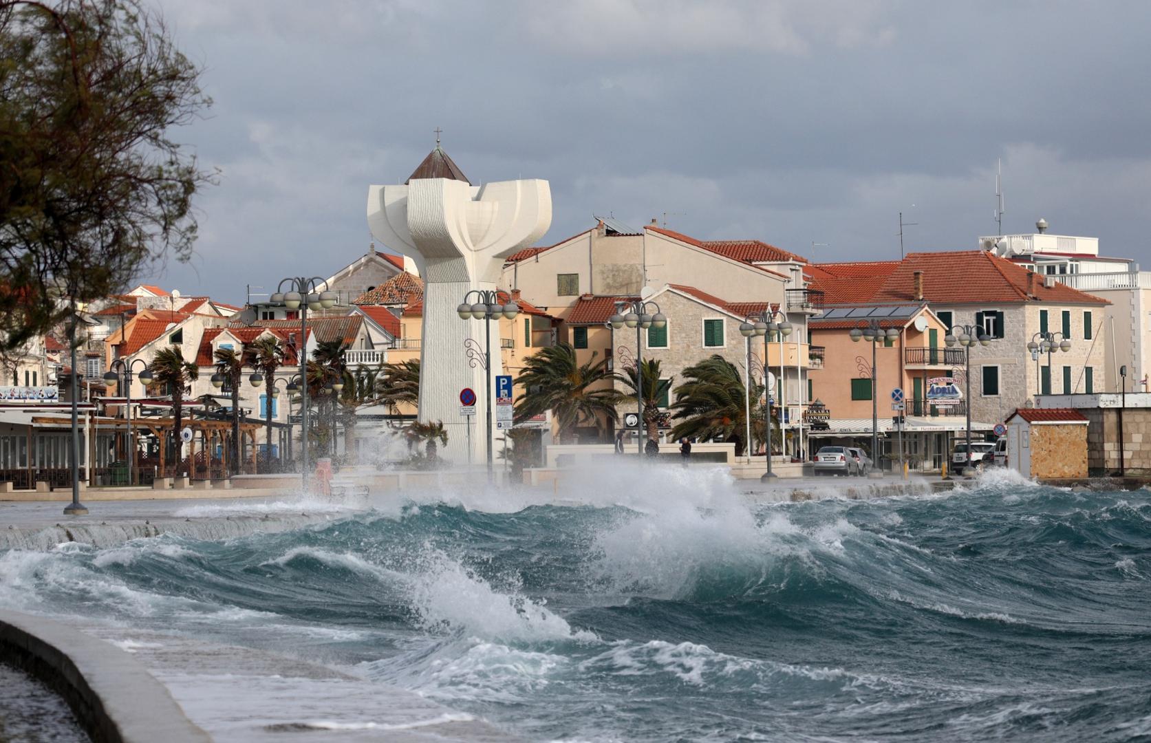 06.12.2020., Vodice - Orkansko jugo podizalo valove koji su zalijevali rivu.Photo: Dusko Jaramaz/PIXSELL