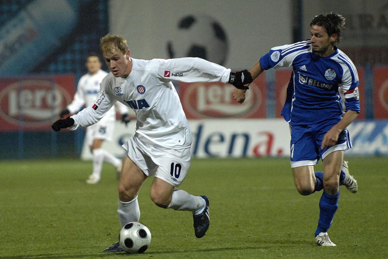'SPORT- 24.11.08., Koprivnica, Hrvatska- SLAVEN BELUPO-HAJDUK. Senijad Ibricic (lijevo) prolazi kapetana Dalibora Poldrugaca (desno). Photo: Vjeran Zganec-Rogulja/Vecernji list'