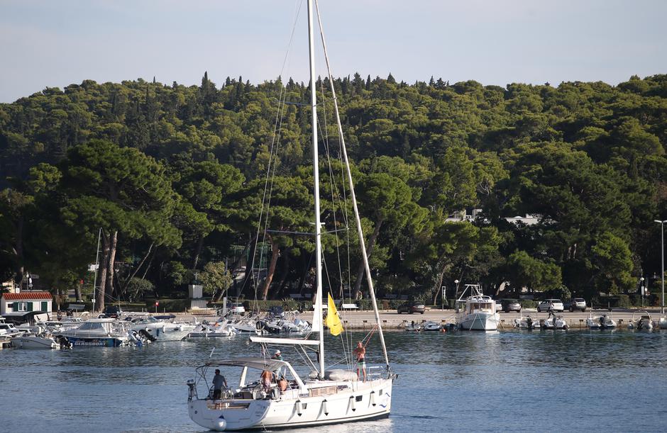 Makarska, turistički grad podno Biokova