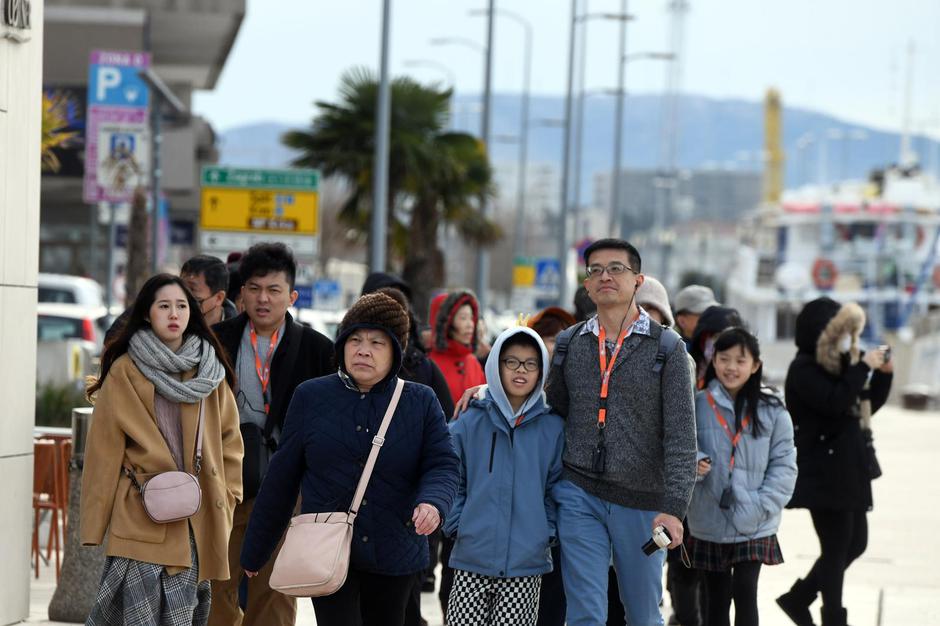 Turisti iz Azije u obilasku grada Šibenika