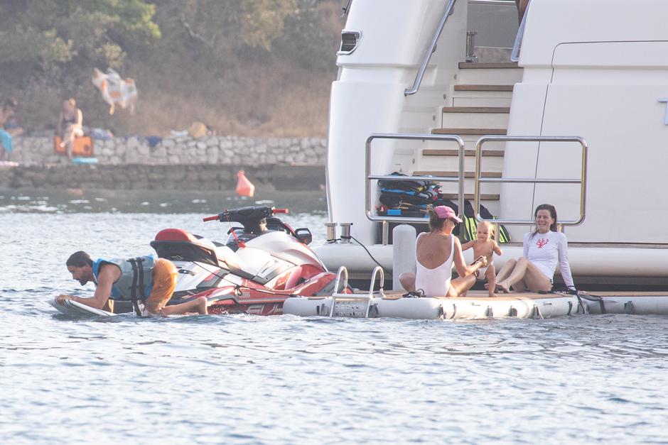 Tamara Ecclestone sa suprugom i kćerkama uživa u ljetnim radostima