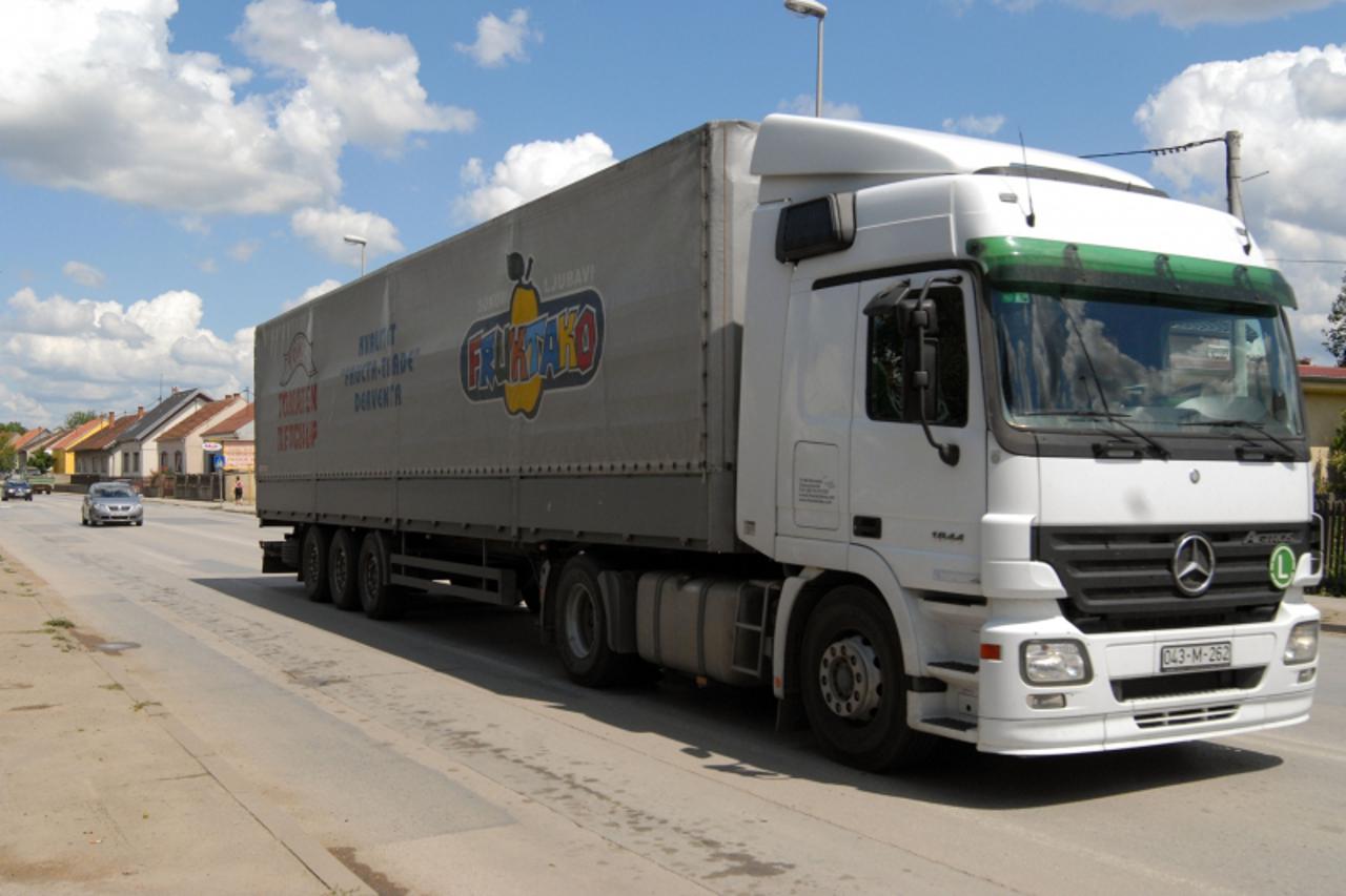 'Slavonija-Zupanja-090709-kamioni nepostuju zabranu prometovanja kroz Zupanju i unistavaju ceste koje nisu za njih predvidene foto:Goran Ferbezar/Vecernji list'