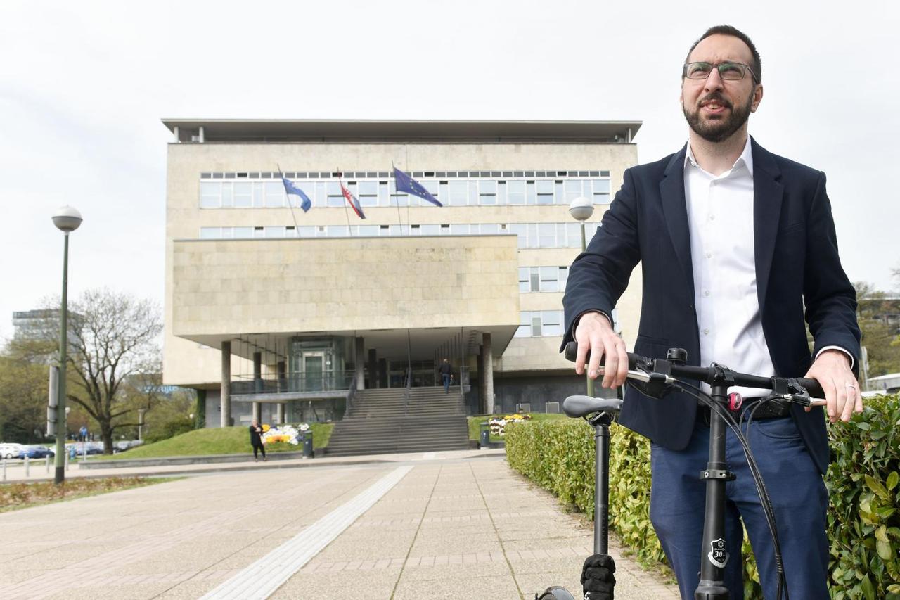 Tomislav Tomašević dovezao se biciklom na konferenciju ispred Gradskog poglavarstva