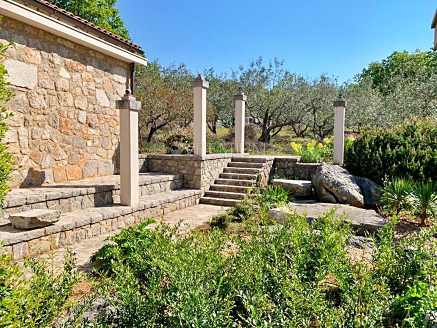 Uz glavni objekt nalaze se i dvije kamene kućice namijenjene gostima ili pomoćnom osoblju, kao i sjenica s ljetnom kuhinjom i kamenim roštiljem. Na imanju postoji spremnik za lož-ulje te agregat snage 50 kW.