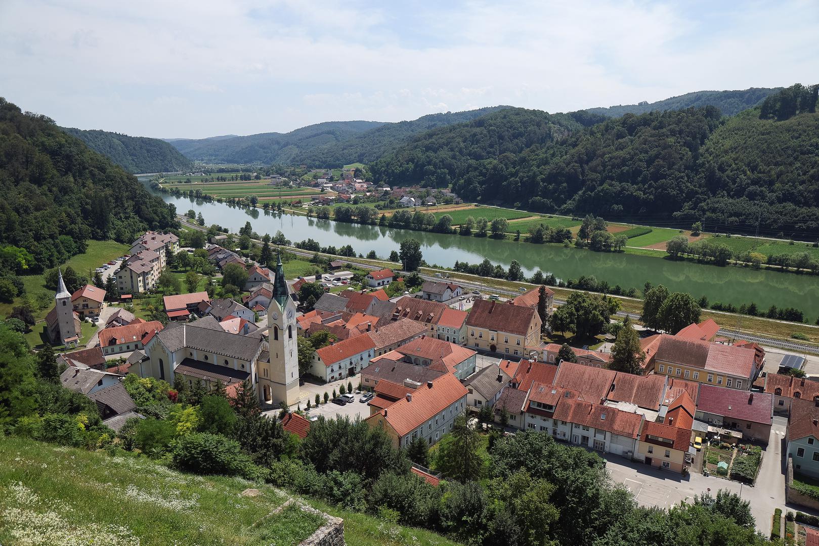 Iz svog rodnog mjesta odselila se kao 14-godišnjakinja.