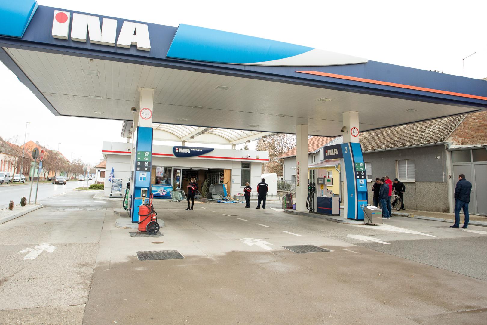 Naime, nakon što je svojim Mercedesom AMG krapinskih registracijskih oznaka prošao kroz ulazna vrata Bočkaj je u unutrašnjost benzinske crpke nagurao pult koji je nesretnoj djelatnici zarobio nogu