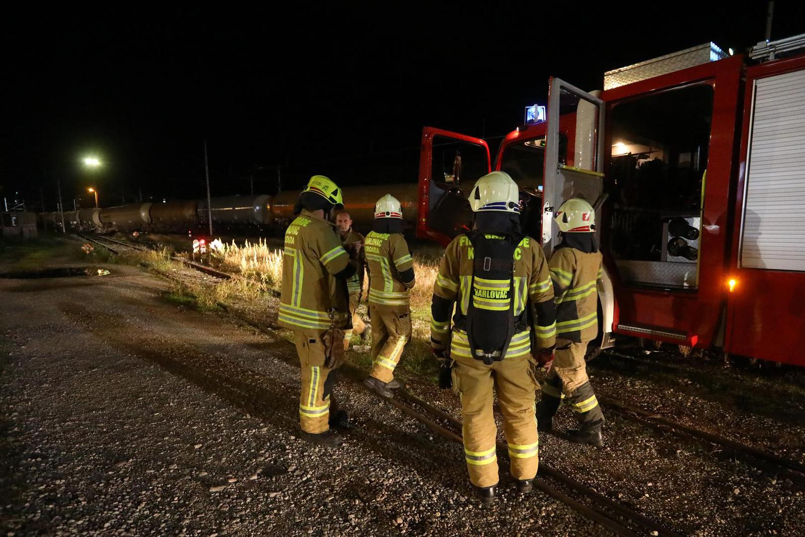 10.10.2024., Karlovac -  U blizini zeljeznickog kolodvora iz tracnica  iskocili vagoni cisterne. Na teren su izasli vatrogasci i policija. Photo: Kristina Stedul Fabac/PIXSELL