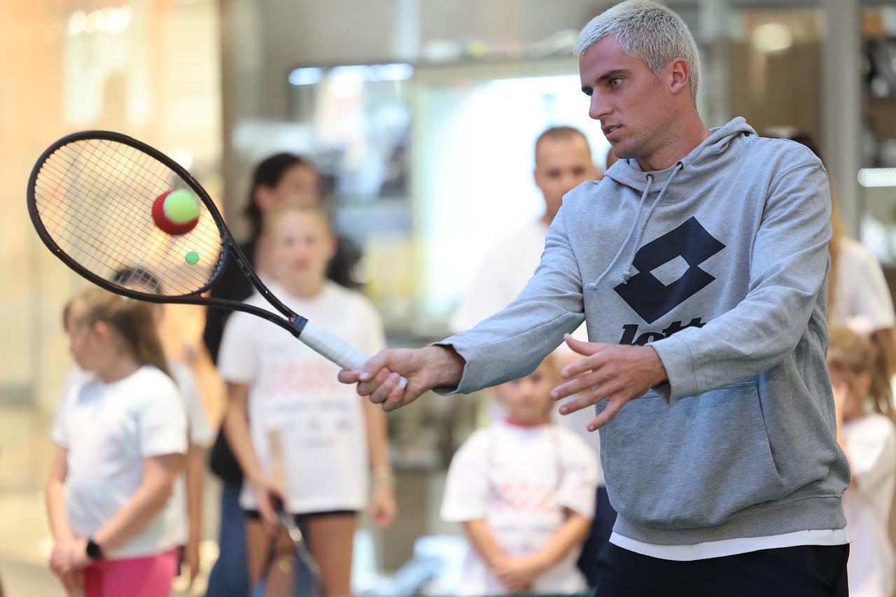 Zagreb: Borna Gojo družio se s najmlađim fanovima uoči Davis Cupa 