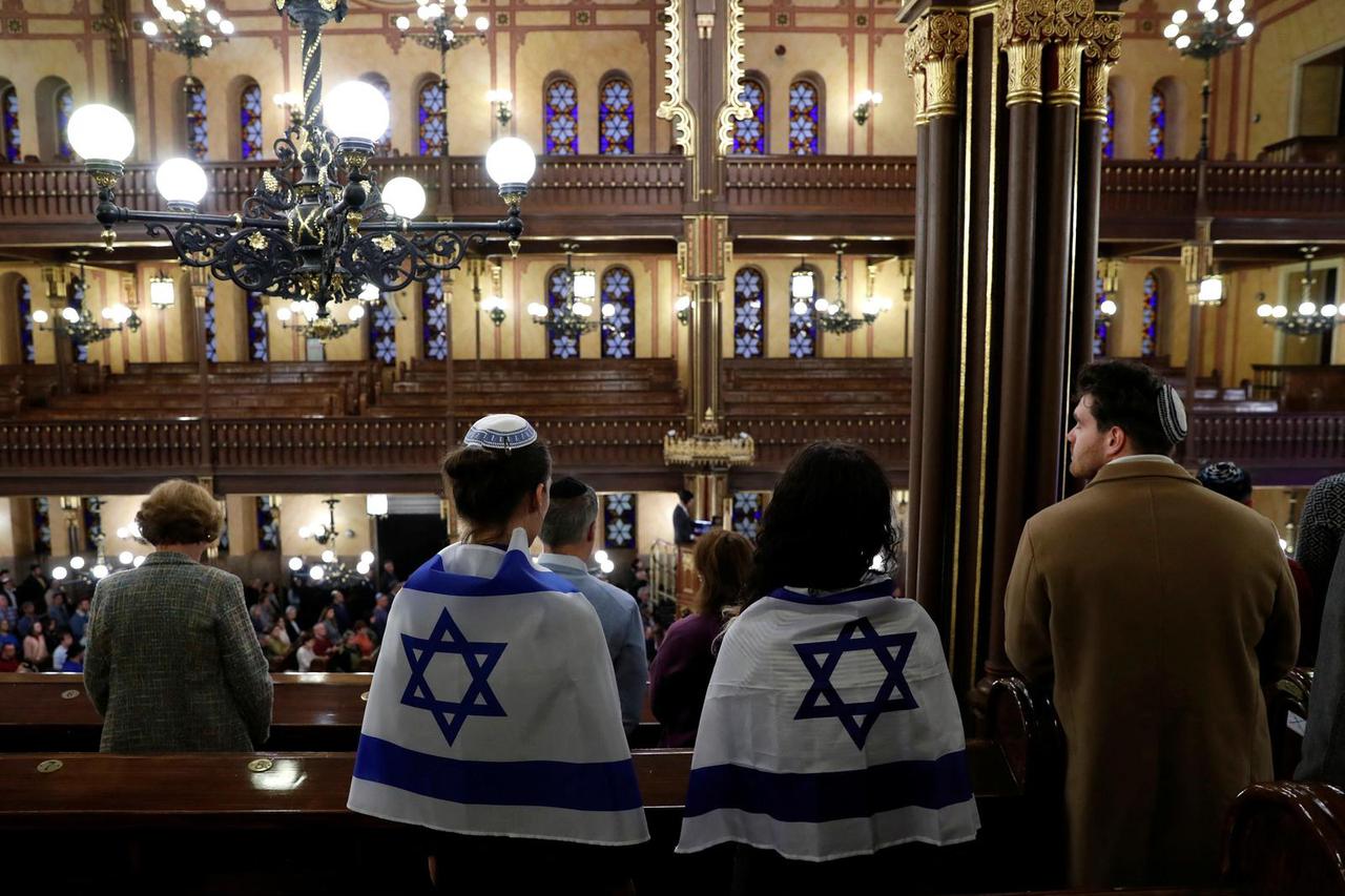 'Stand with Israel’ solidarity prayer at the the Dohany Street Synagogue in Budapest