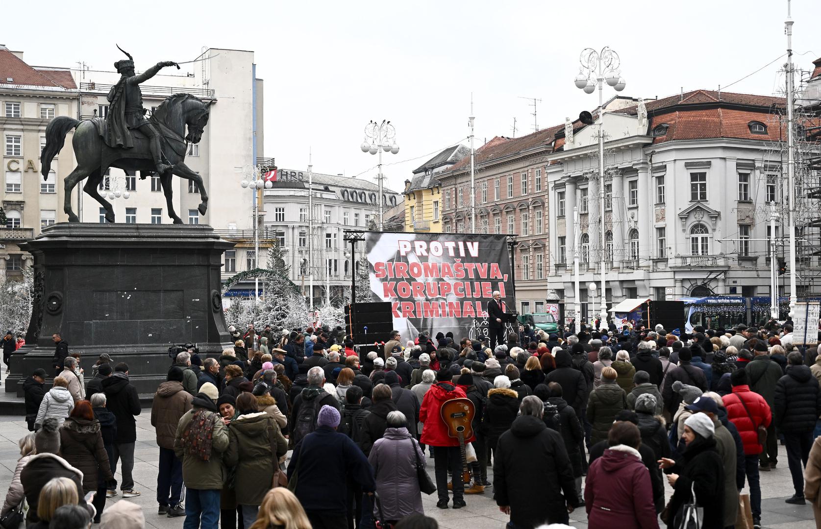"Prije ovog prosvjeda imamo novu deklaraciju o pravima umirovljenika i starijih osoba. Zamislite koliko ćete vi koristi imati od te deklaracije. Hoće li se povećati mirovine? Neće. Hoće li se poboljšati formula za usklađenje mirovina? Neće", rekao je predsjednik Bloka umirovljenici zajedno (BUZ) Milivoj Špika na prosvjedu "Protiv siromaštva, korupcije i kriminala".