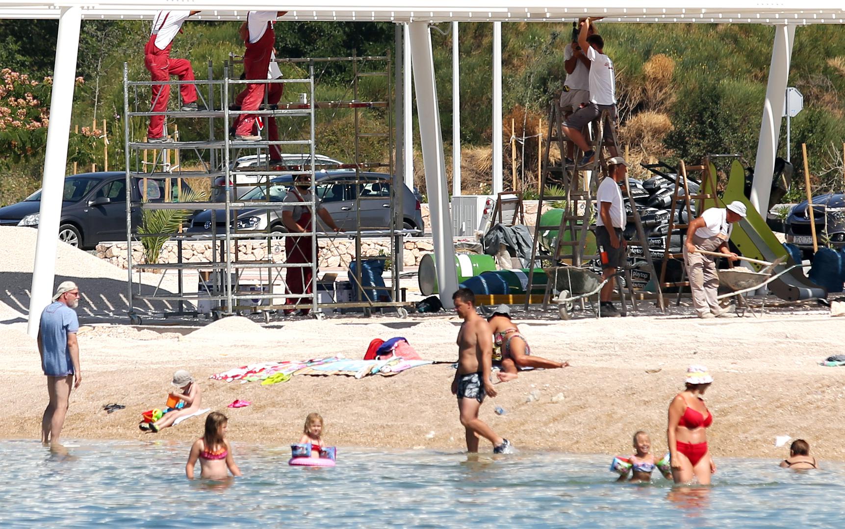 Iako je plaža u Brodarici, tzv. Rezalište trebala biti otvorena 15. lipnja, radovi su još u punom jeku. Bageri i suncobrani, radnici i kupači zajedno u srcu sezone na plaži.