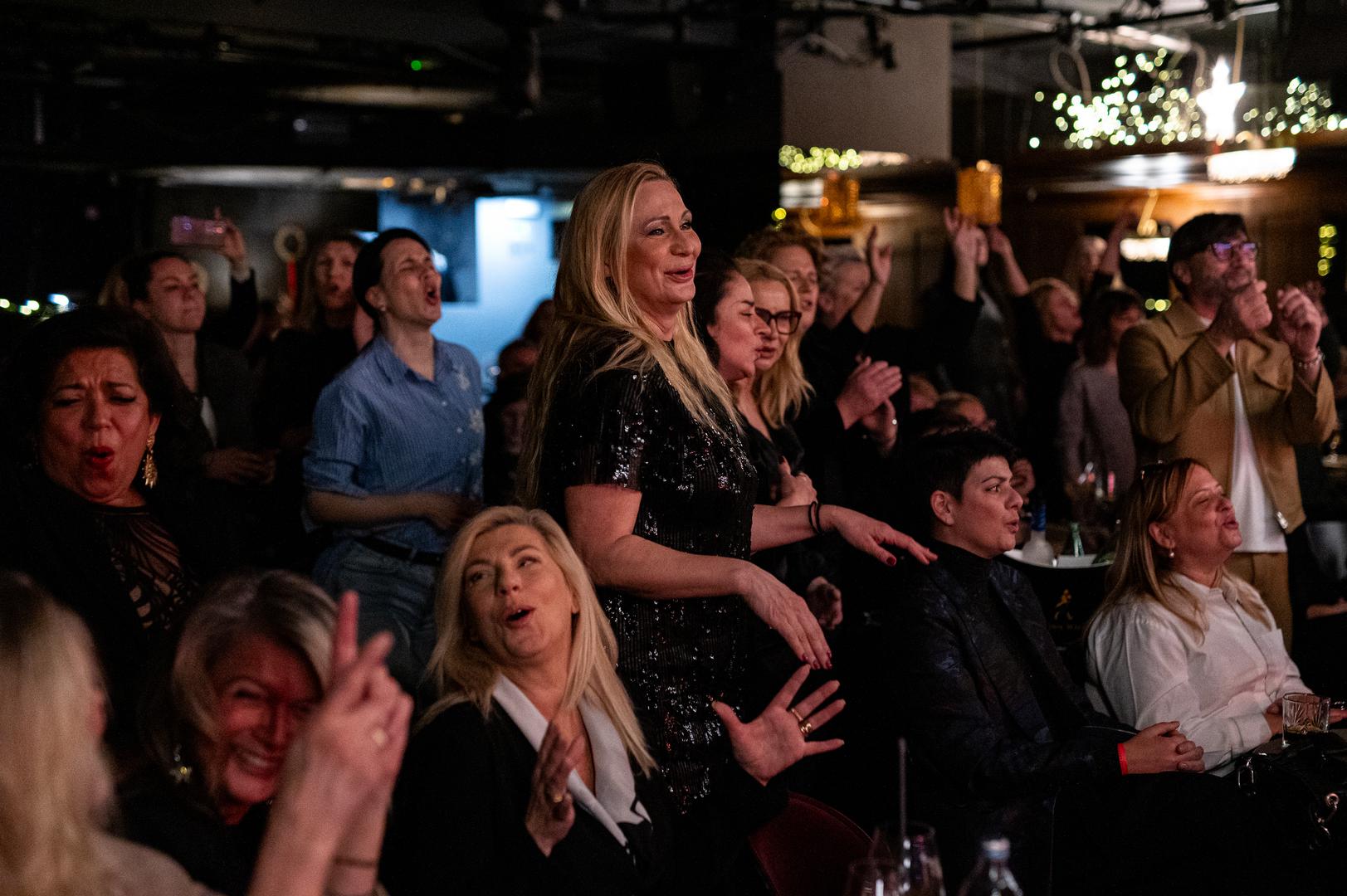 U novu godinu je ušla pjevajući na dočeku u novoobnovljenoj Gradskoj kavani s bliskim suradnicima, vrhunskim glazbenicima Filipom Gjudom, Brunom Matić, Ninom Krznarom i Filipom Vincekom te mladim kolegama Natalli Radovčić i Petrom Brkljačićem. 