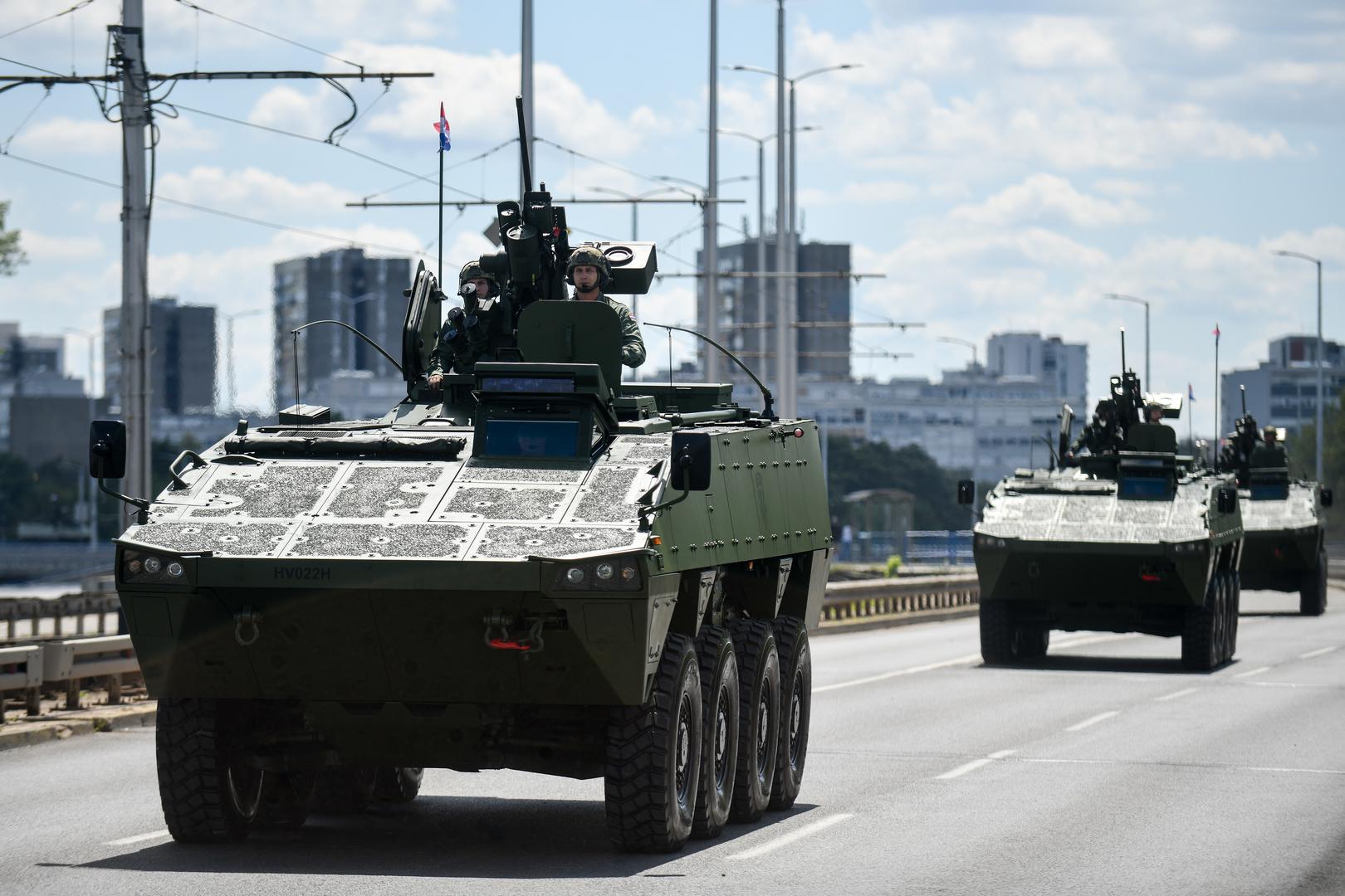 Svečanost počinje u 17 sati, nakon što predsjednik Republike i vrhovni vojni zapovjednik Zoran Milanović primi prijavak načelnika Glavnog stožera OSRH general-pukovnika Tihomira Kundida i odobri početak vojnog mimohoda sa zapovijedi 'Neka mimohod krene!'.