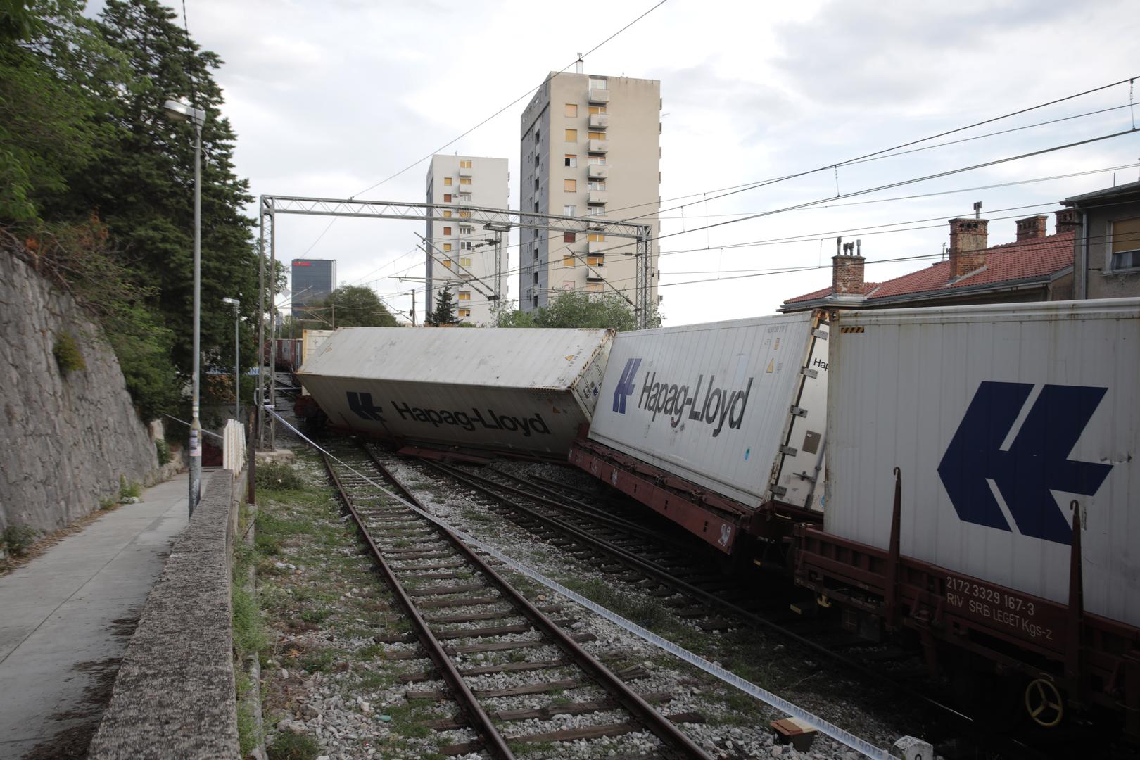 Tri vagona teretnog vlaka iskliznula su u srijedu oko 17.20 sati iz tračnica u kolodvoru Sušak-Pećine u Rijeci. Ozlijeđenih nema, a željeznički promet između Rijeke i Škrljeva trenutačno je obustavljen.