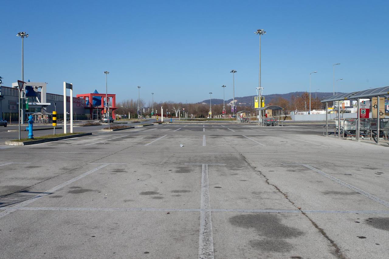 Zagreb: Prazna parkirališta trgovačkih centara