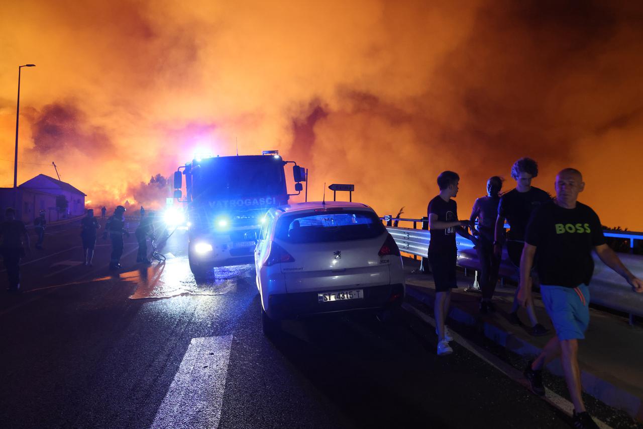 Požar kod Omiša: Evakuiran velik broj turista i mještana, pred vatrogascima je besana noć