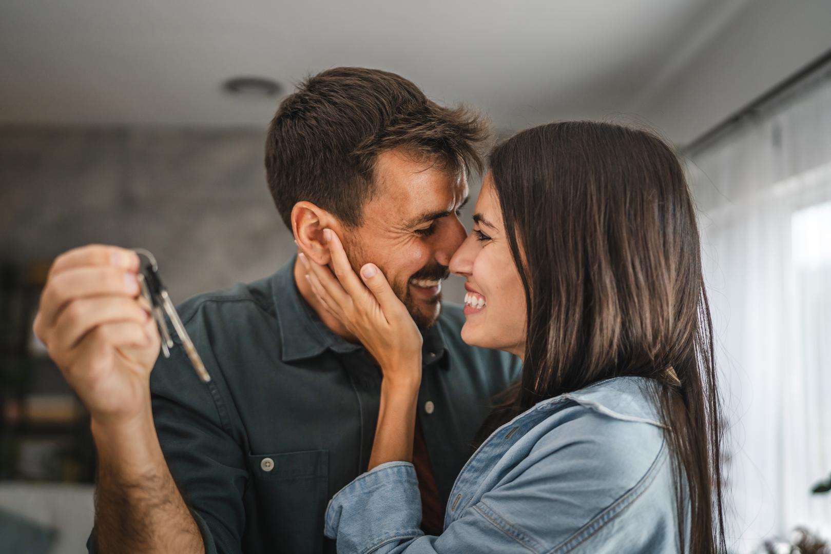 Škorpion: Ako tražite ljubav u filmskom stilu pronaći ćete je sa Škorpionom. Ovi tajanstveni znakovi ne žele napraviti prvi korak, radije puštaju druge da dođu k njima. Međutim, ispod površine svakog Škorpiona skriva se posesivna, iskonska energija. Taman kad pomislite da imate prednost, oni će vas povući u sirov i intenzivan poljubac koji oduzima dah. Znaju postati previše intenzivni, ali ta strast je ono što ovaj znak čini jednim od najboljih koji se ljube. 