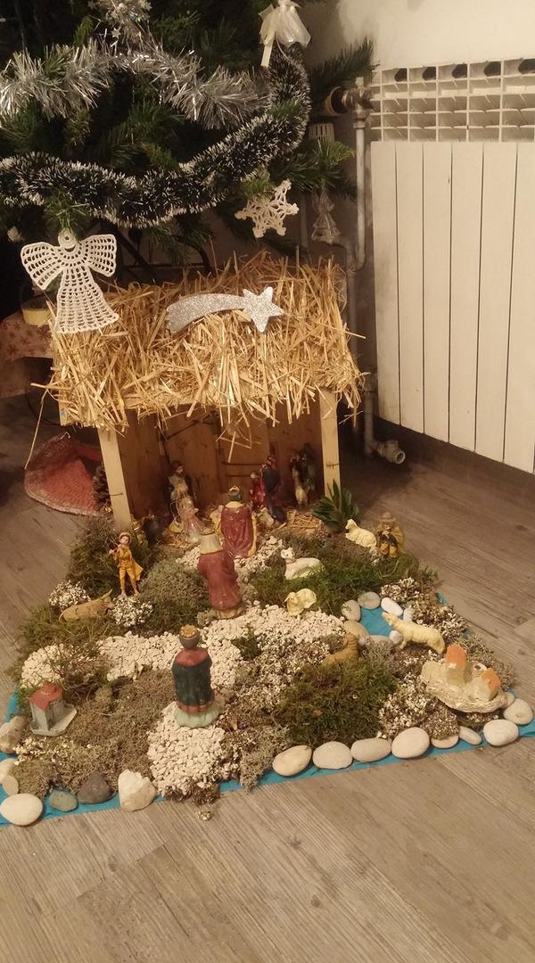 Anamarija Vostrel – na svojem je radu koristila šljunak i sitne oblutke kojima je okružila Mariju, Isusa i pastire. Jaslice su napravljene od drvene kutije. Slamu i mahovinu donijela je iz Dalmacije.