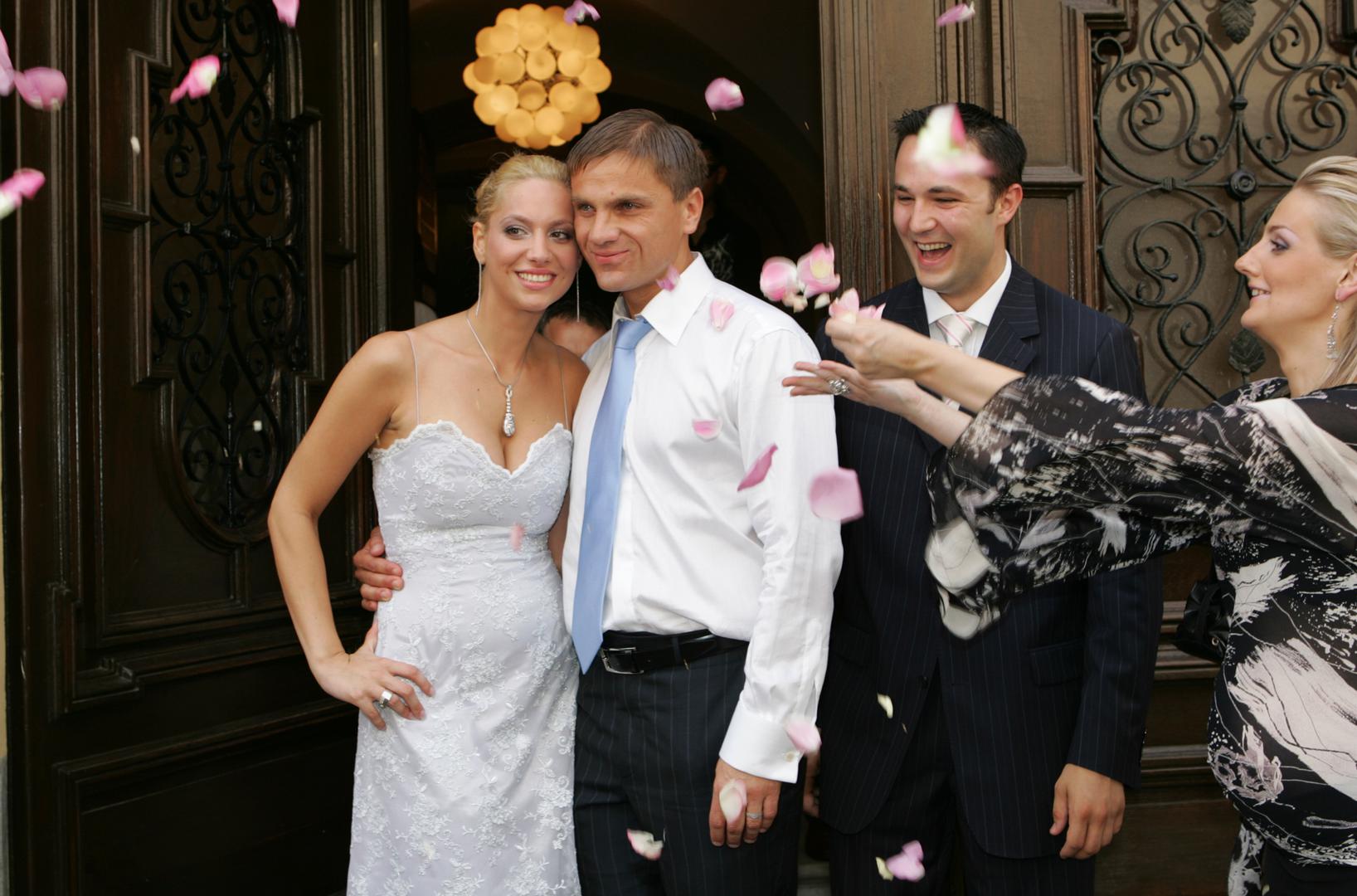 Gotovac je kasnije u autobiografiji Vrag priznao da su na dan vjenčanja oboje bili pod utjecajem droga: „U matičnom uredu bili smo ubijeni od bijelog… Tri se dana slavilo bez prestanka.“