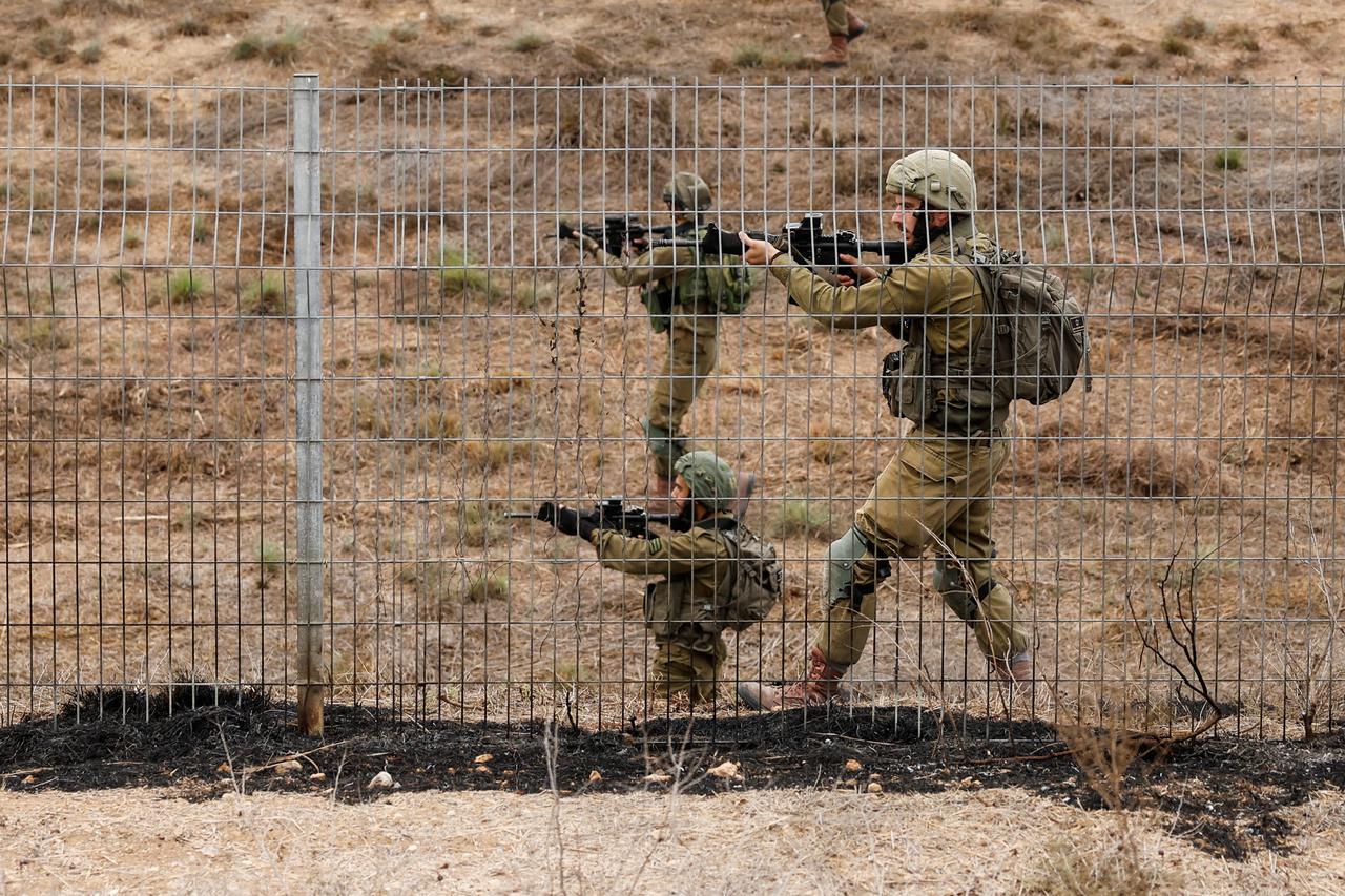 Izraelski tenkovi i vojna vozila na izraelskoj strani granice s Gazom
