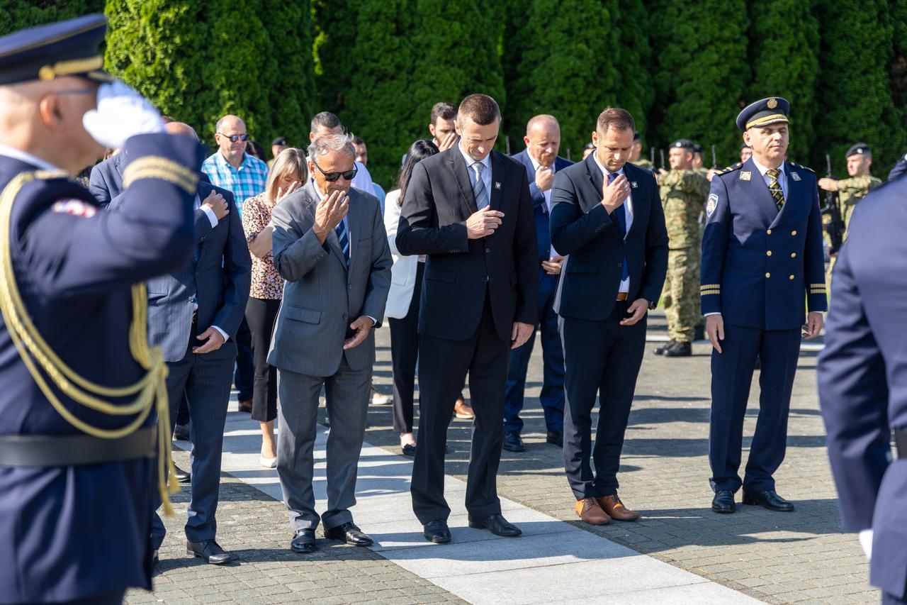 Vukovar: Predstavnici Grada Vukovara odali su počast poginulima polaganjem vijenaca na Memorijalnome groblju žrtava iz Domovinskog rata