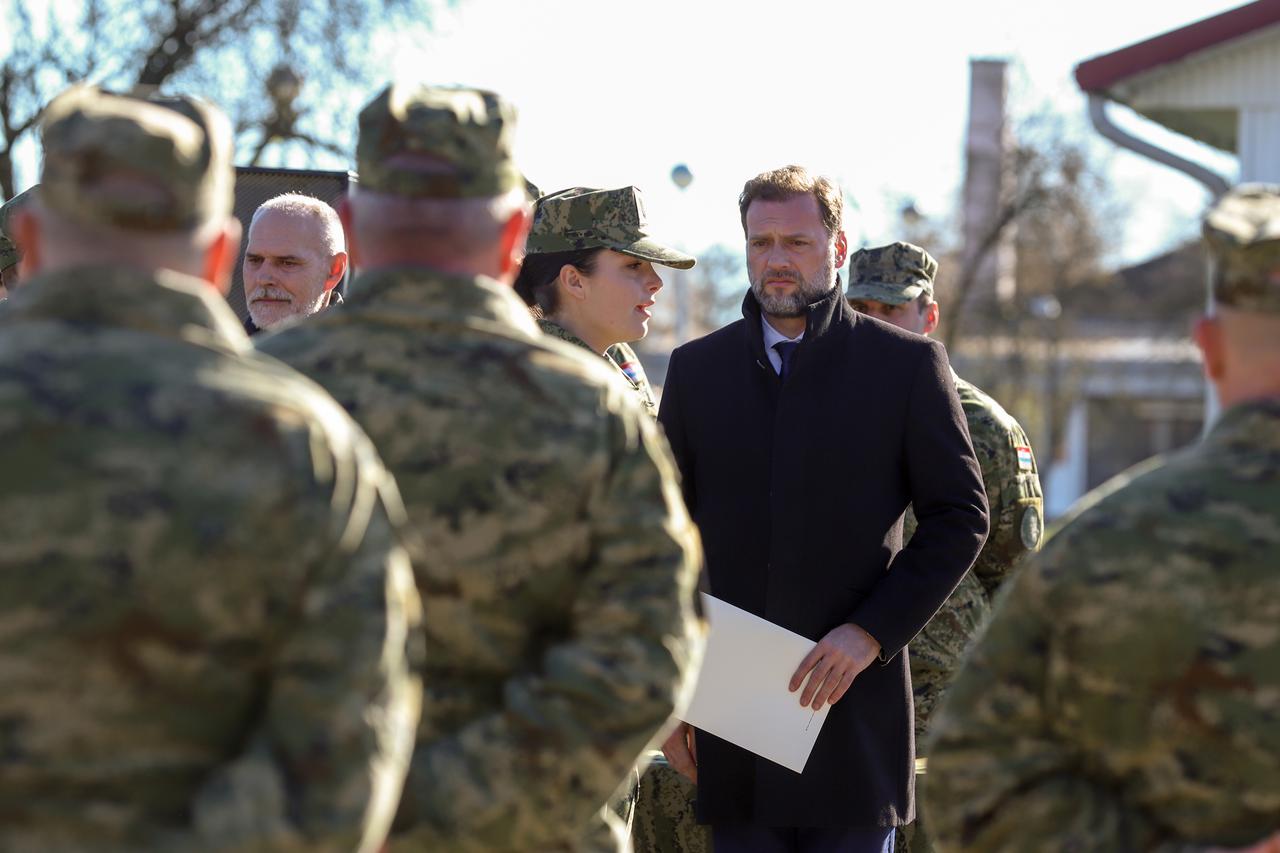 Gašinci: Ministar Banožić uručio prve ugovore o djelatnoj vojnoj službi novim pripadnicima HV-a