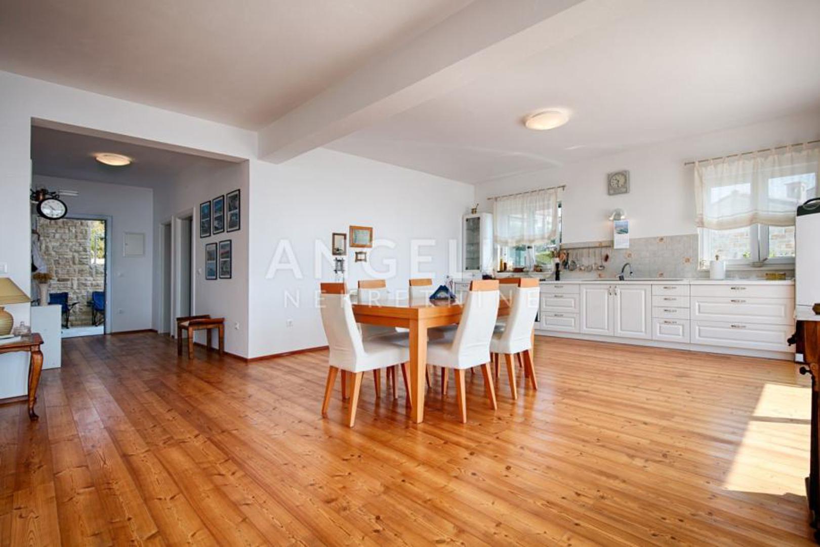 
Kuća je podijeljena u dva zasebna stana s odvojenim ulazima. Prizemlje obuhvaća 156 četvornih metara stambenog prostora i veliku terasu od 100 četvornih metara. Sastoji se od dvije spavaće sobe, dvije kupaonice te otvorenog prostora u kojem se nalaze kuhinja, blagovaonica i dnevni boravak. 