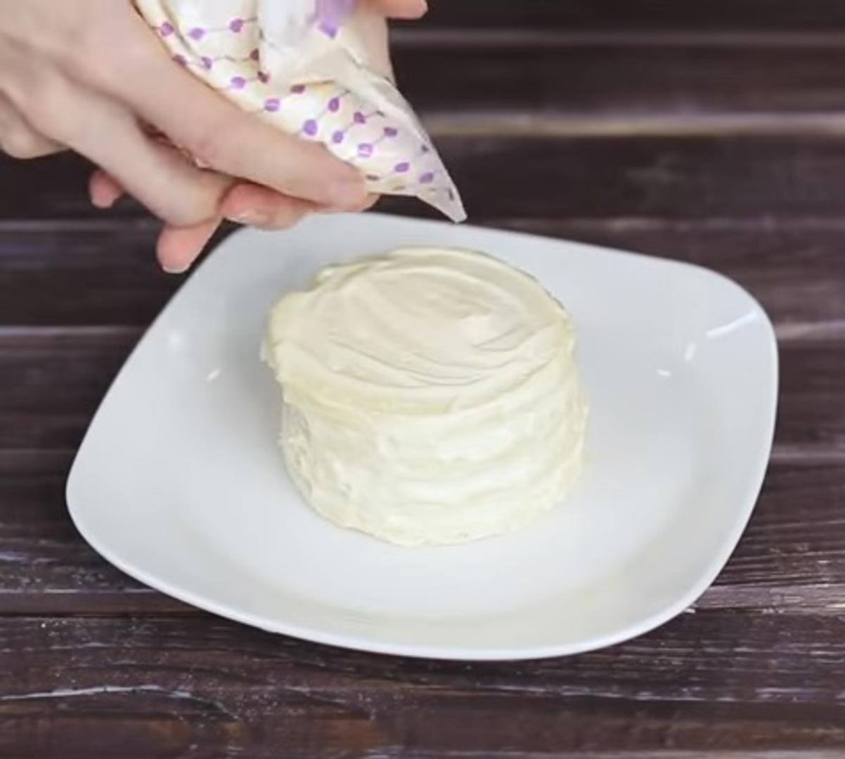 Ukrašavanje kolača - Ne morate imati skupe dodatke za ukrašavanje kolača i torti. Stavite kremu ili šlag u vrećicu, škarama odrežite vrh i stisnite kremu. Ukrašavanje nikad nije bilo jednostavnije. 