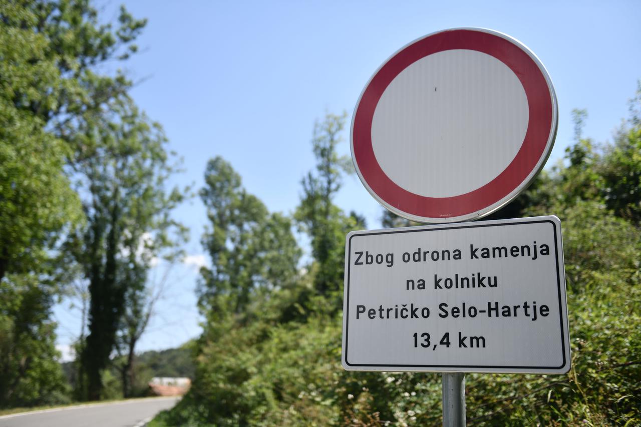 Žumberak: Odron kod Petričkog Sela i Hratja, zatvorena cesta