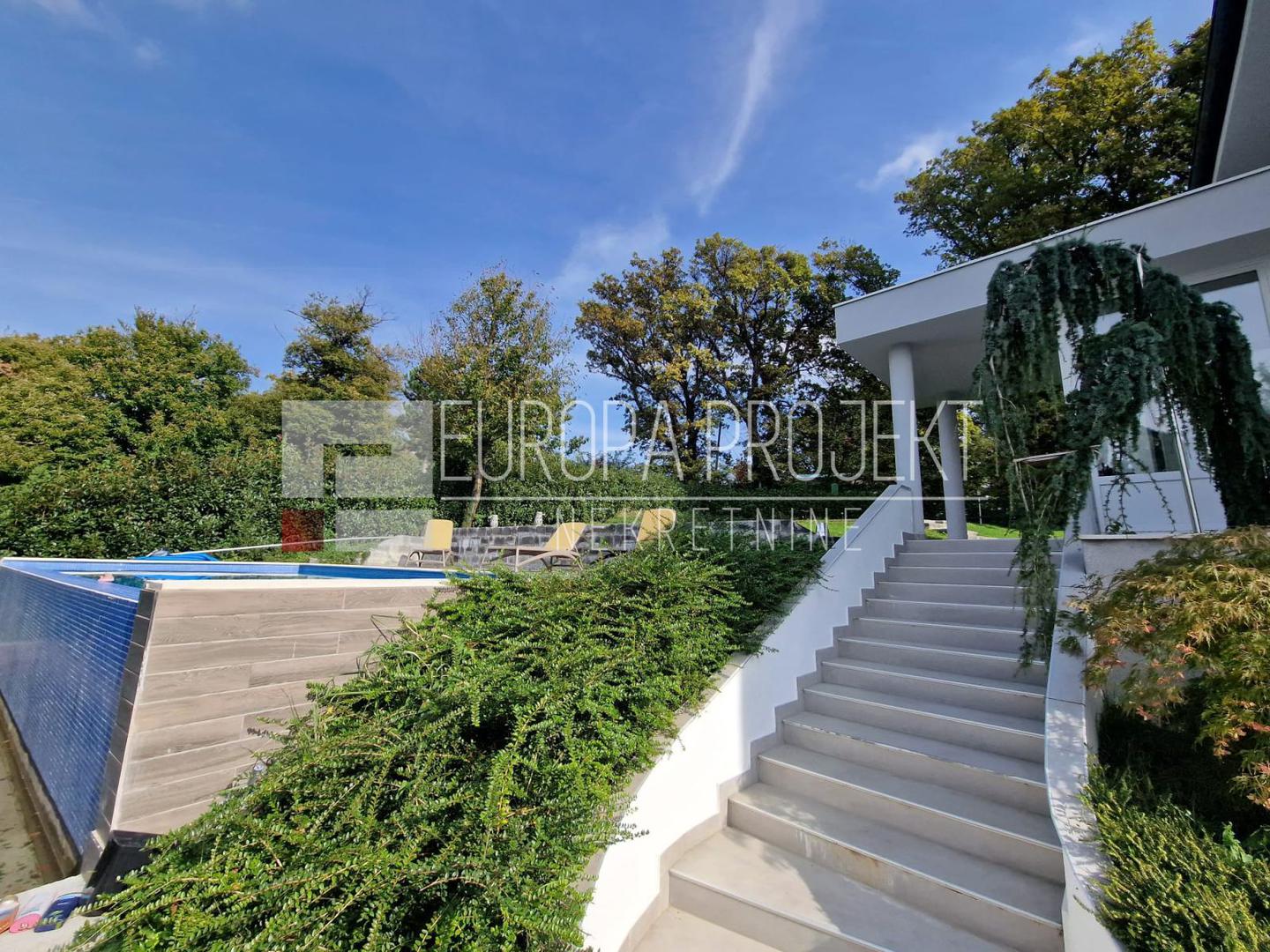 U dvorištu postoji mogućnost parkiranja više vozila, a tu je i vanjski preljevni bazen površine 34 četvornih metara s protustrujnim plivanjem i automatskim doziranjem, ističe se u oglasu. 

