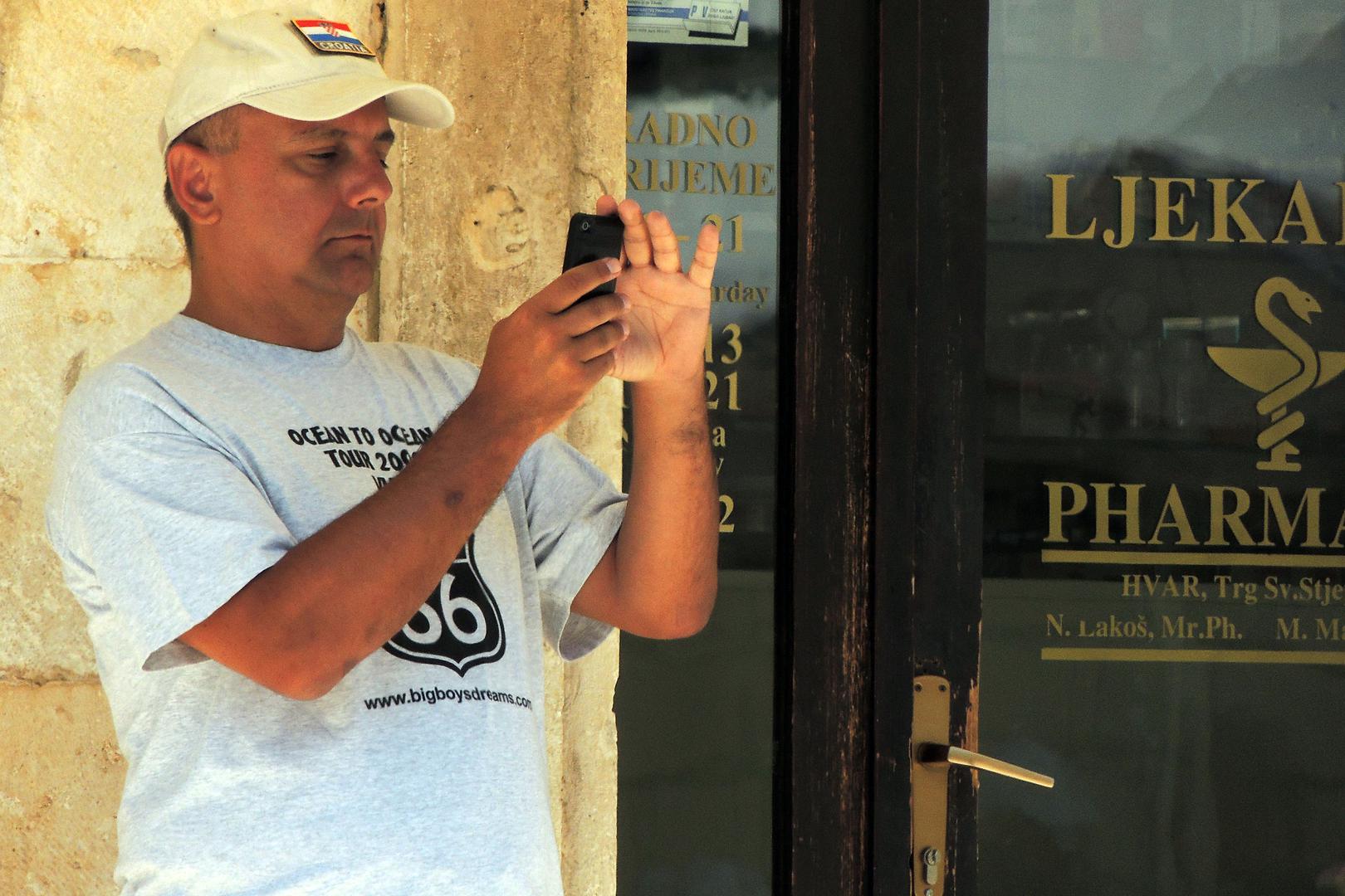 Njene duže veze bile su s oftalmologom Deanom Šarićem i poduzetnikom Marijem Kovačevićem.