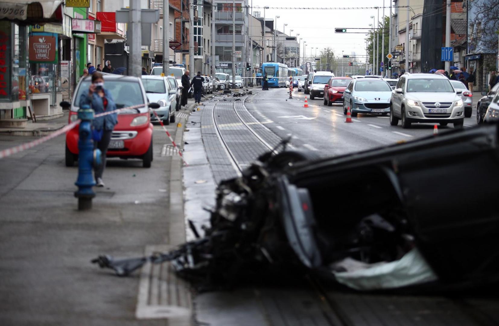 26.04.2021., Zagreb - Prometna nesreca na Aveniji Dubrava gdje je vozac osobnog automobila izgubio kontrolu nad vozilom, udario u nekoliko parkiranih vozila te se prevrnuo na krov. Photo: Matija Habljak/PIXSELL