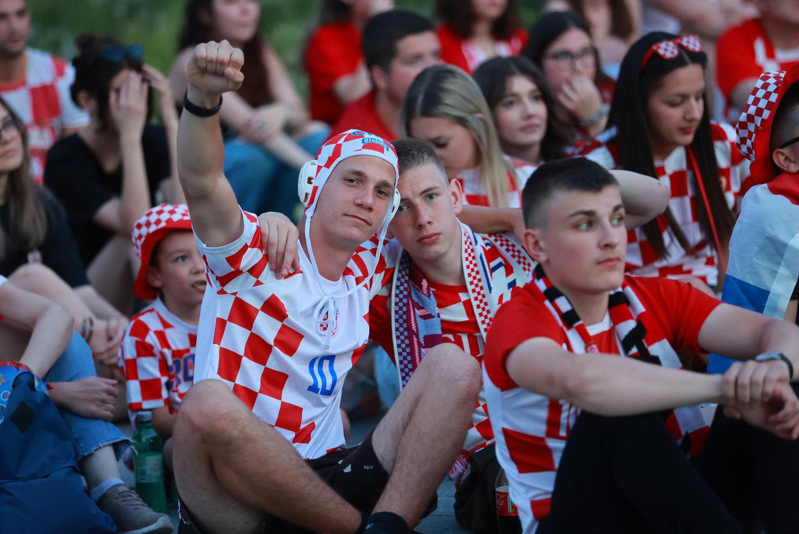 U Osijeku se okupljaju na Trgu svetog trojstva