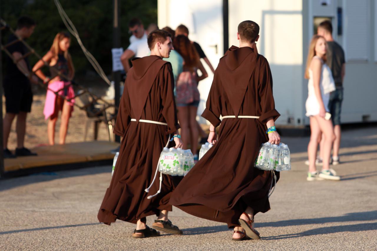 Split: Svećenici pod geslom "never thirst" na raspolaganju partijanerima, dijele im i vodu