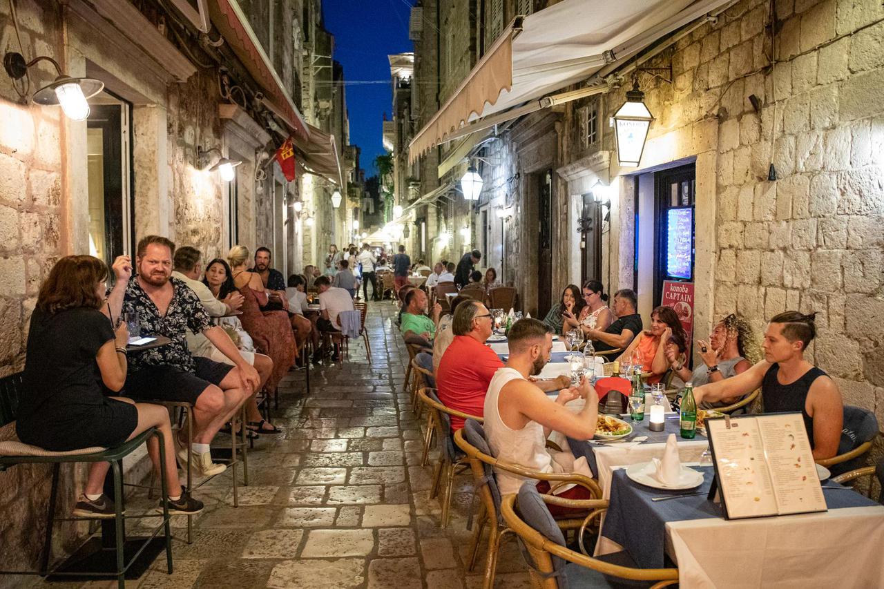 Dubrovnik: Terase restorana na Stradunu pune su turista
