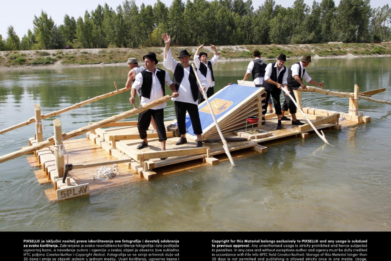 '04.08.2013., Donja Dubrava - U spomen na dubravske splavare mladici odplovili od Donje Dubrave do usca Mure u Dravu. Photo: Vjeran Zganec-Rogulja/PIXSELL'
