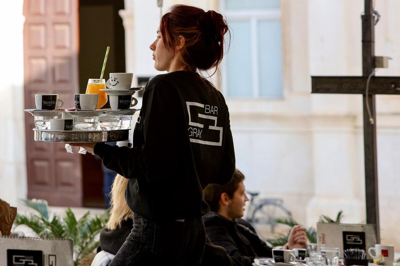 Zadar: S prvim danom nove godine konobaru se može ostaviti napojnica i putem kartice