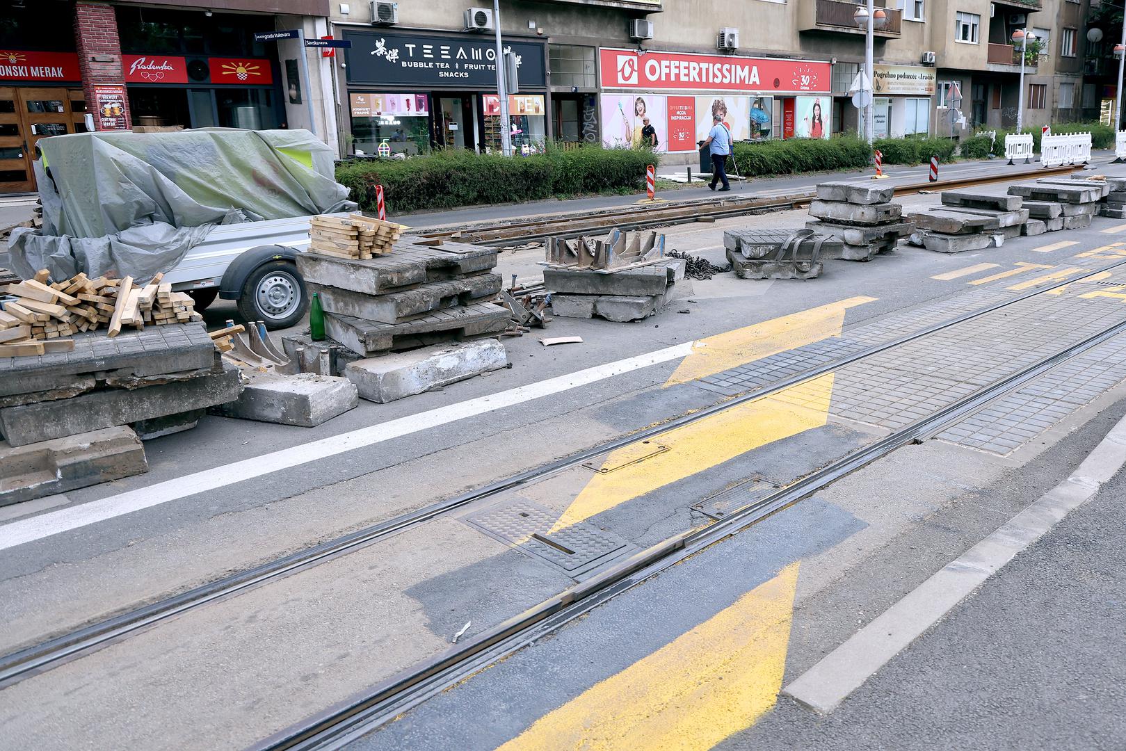 Tramvaji i ostala vozila i dalje se mogu kretati pravocrtno iz smjera sjevera prema jugu, a posebna pravila vrijede za one koji iz istočnog dijela Vukovarske žele nastaviti prema Trešnjevki ili skrenuti prema Savskoj.