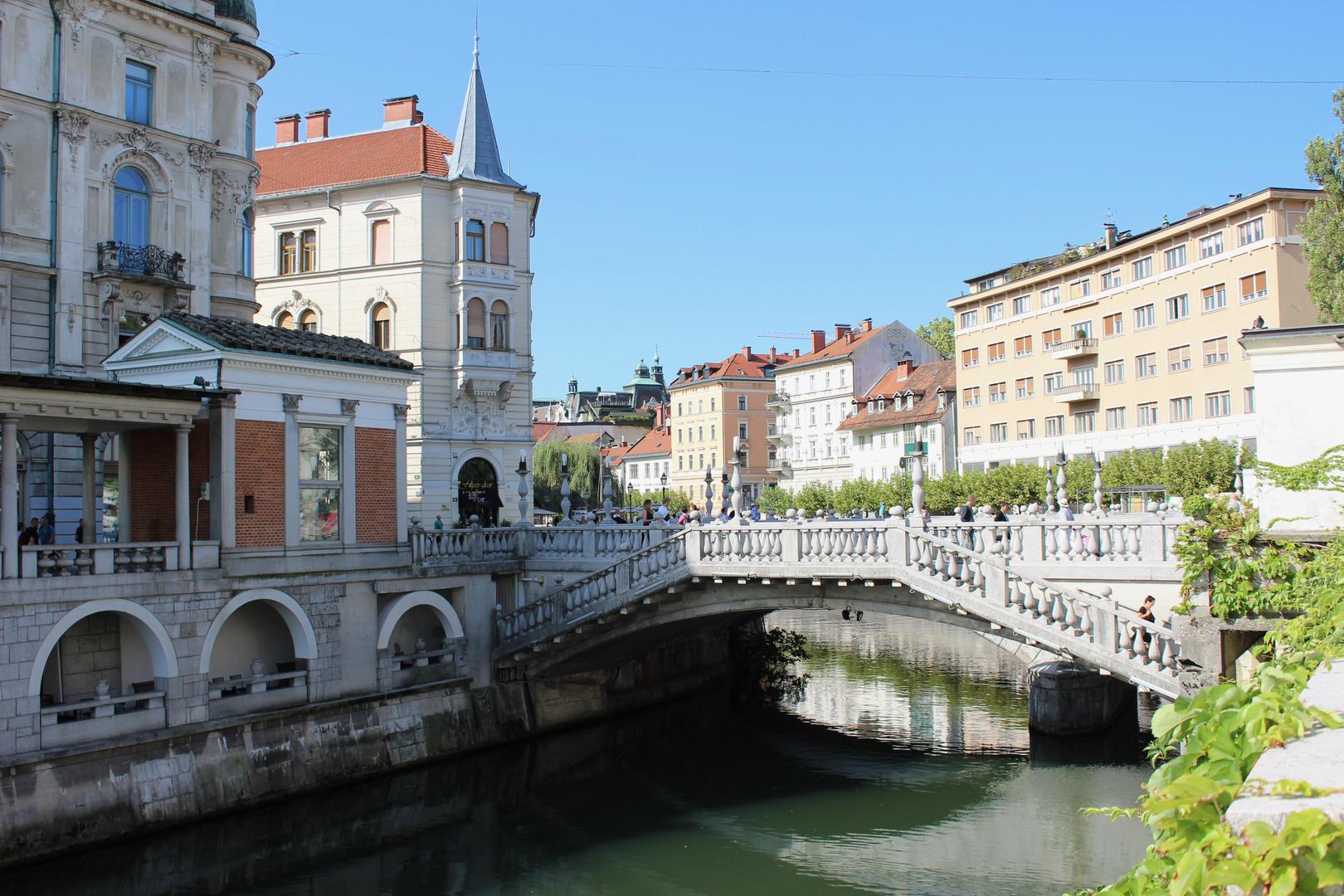 3. Slovenija.
Slovenija zauzima četvrto mjesto na svjetskom Global Peace Indexu i jedna je od najsigurnijih država istočne Europe. Odlikuju je niska razina kriminala, dobra zdravstvena skrb i razvijena infrastruktura. Među gradovima koji se posebno izdvajaju po sigurnosti navedeni su Piran i Maribor. Slovenija se pritom opisuje kao povoljnija alternativa zapadnoeuropskim državama za one koji traže sigurno mjesto za život.