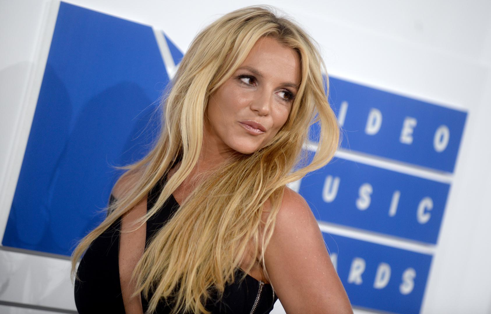 Kako se teško nositi s teretom slave pogotovo kad set u showbiznisu od tinejdžerskih dana najbolje pokazuje primjer Britney Spears koja je doživjela  živčani slom 2007. godine. te godine se prijavila na liječenje i ubrzo ga napustila, zatim je ispred svih obrijala glavu, snimljena je kako vozi automobil s djetetom u krilu što je rezultiralo time da su joj djeca bila i oduzeta na neko vrijeme. 