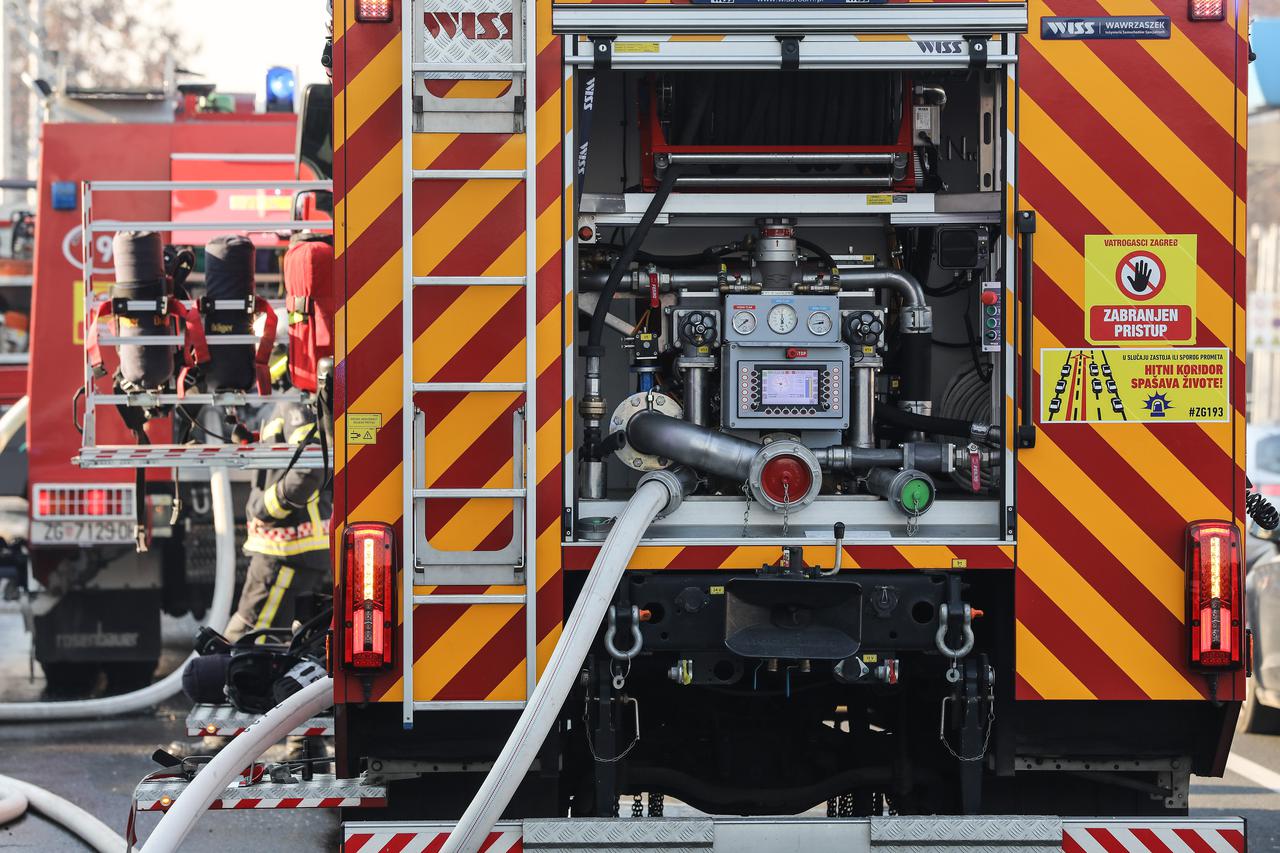 Zagreb: Vatrogasci gase manji požar koji je izbio na krovištu u Ilici 253