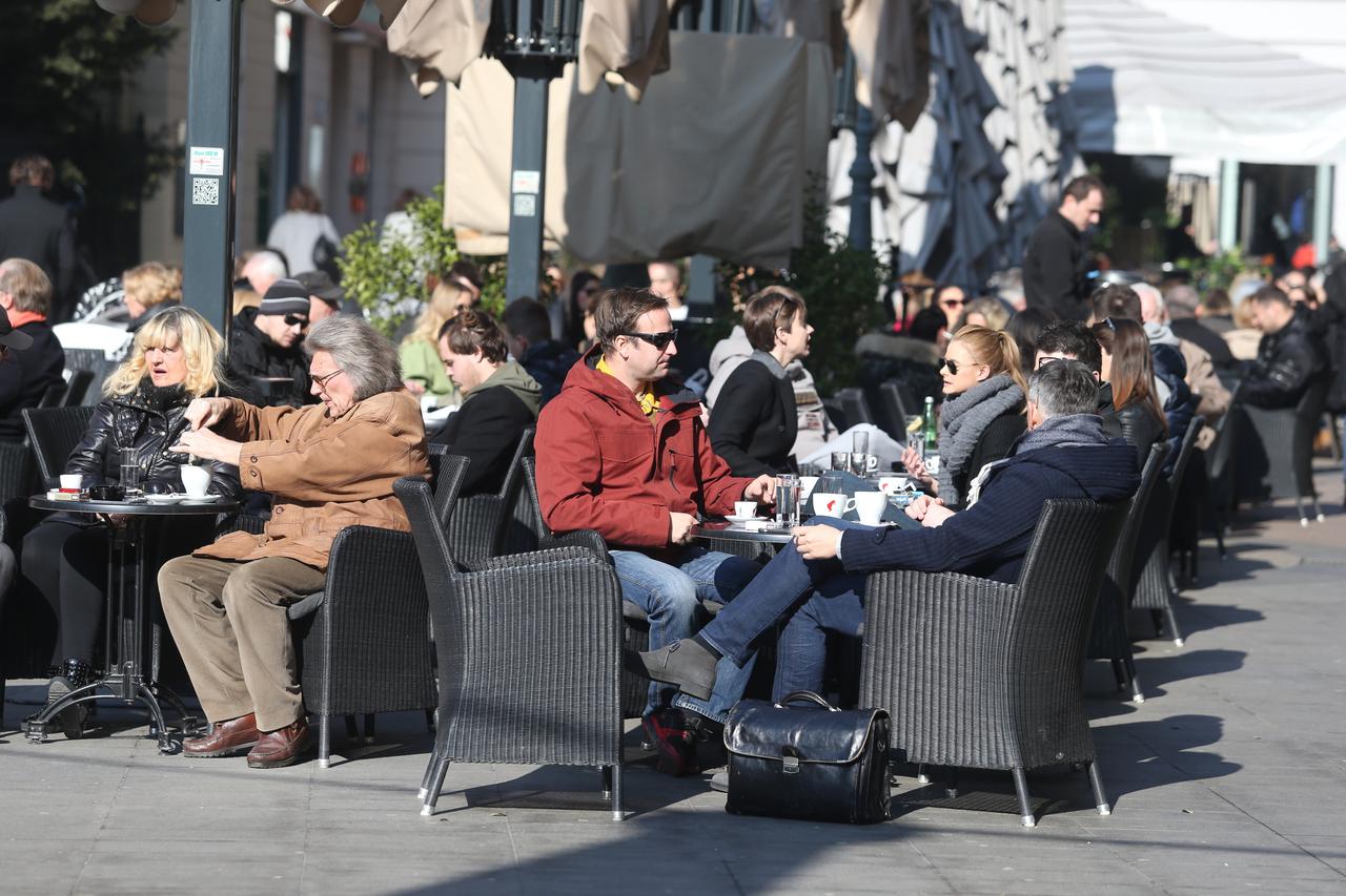 16.02.2017., Zagreb - Sunce i topliji dani izmamili ljude van, te su terasa kafica ponovno pune zivota.  Photo: Dalibor Urukalovic/PIXSELL